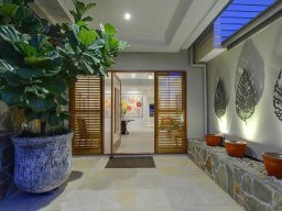 contemporary-pivot-door-and-sidelight-entries-26